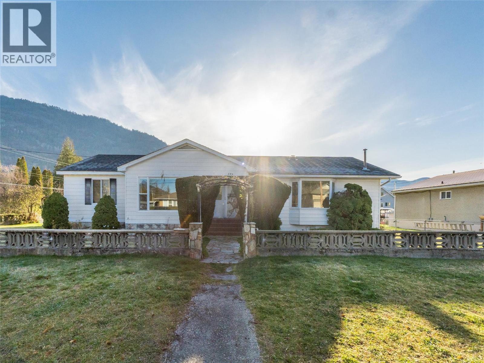 101 10th Avenue, Castlegar, British Columbia  V1N 1J9 - Photo 5 - 10377065