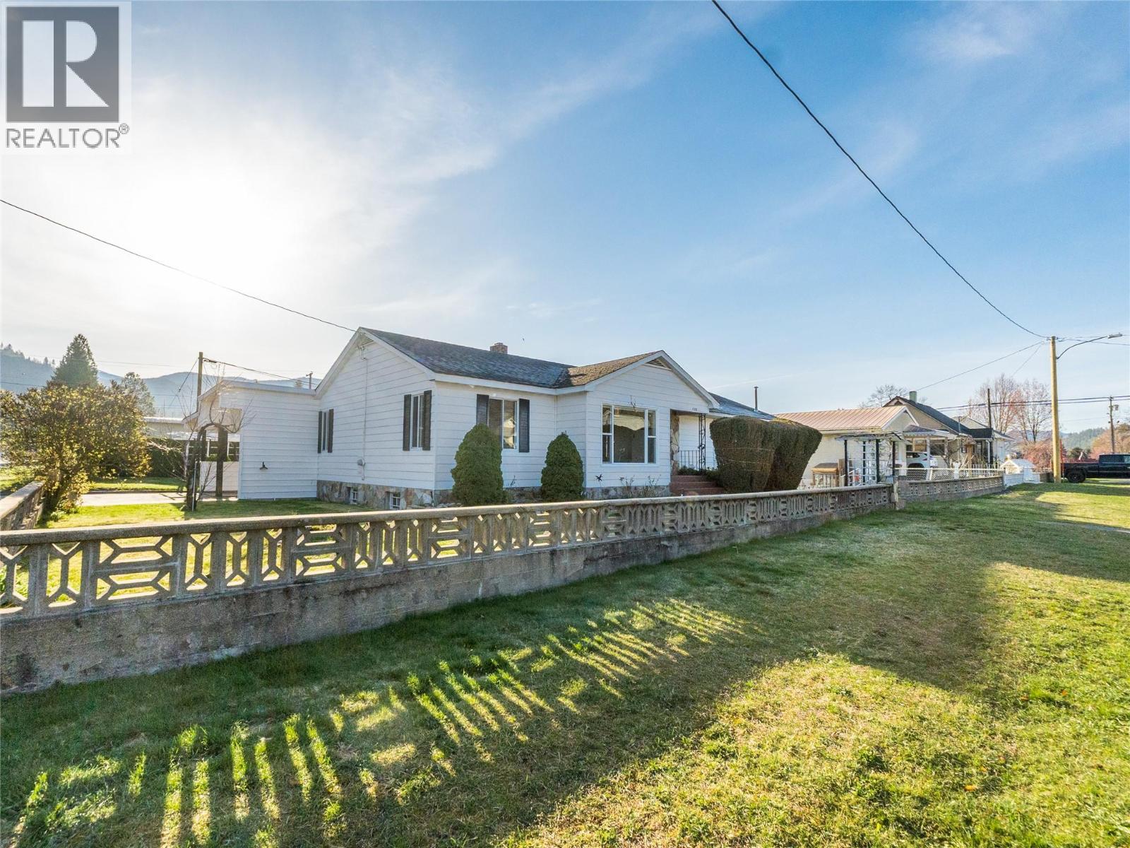 101 10th Avenue, Castlegar, British Columbia  V1N 1J9 - Photo 6 - 10377065