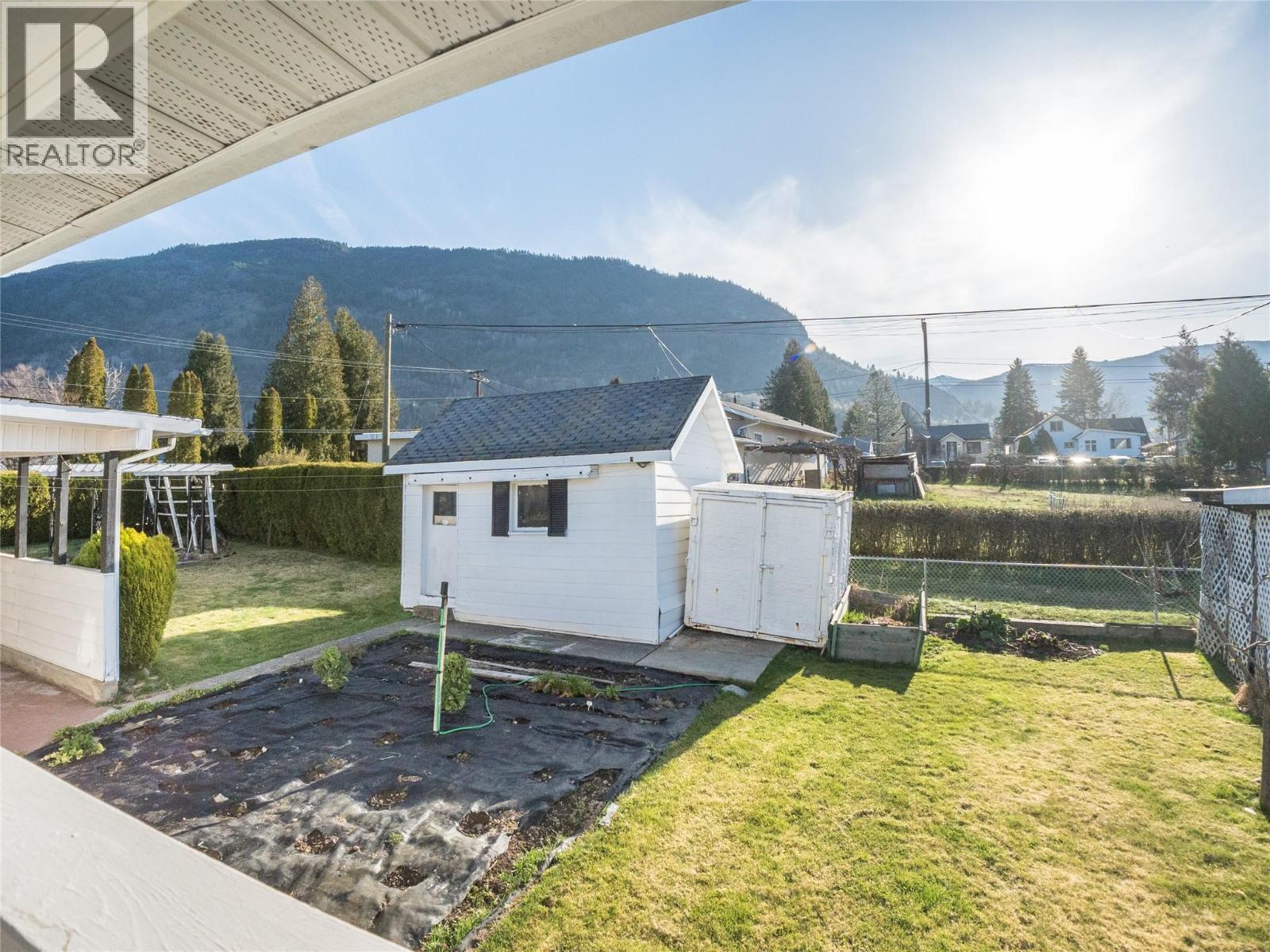 101 10th Avenue, Castlegar, British Columbia  V1N 1J9 - Photo 65 - 10377065