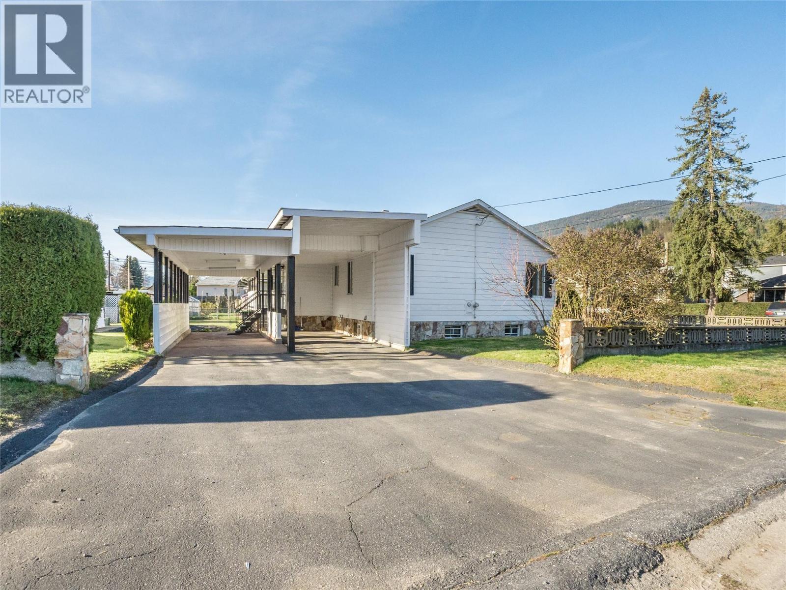 101 10th Avenue, Castlegar, British Columbia  V1N 1J9 - Photo 8 - 10377065