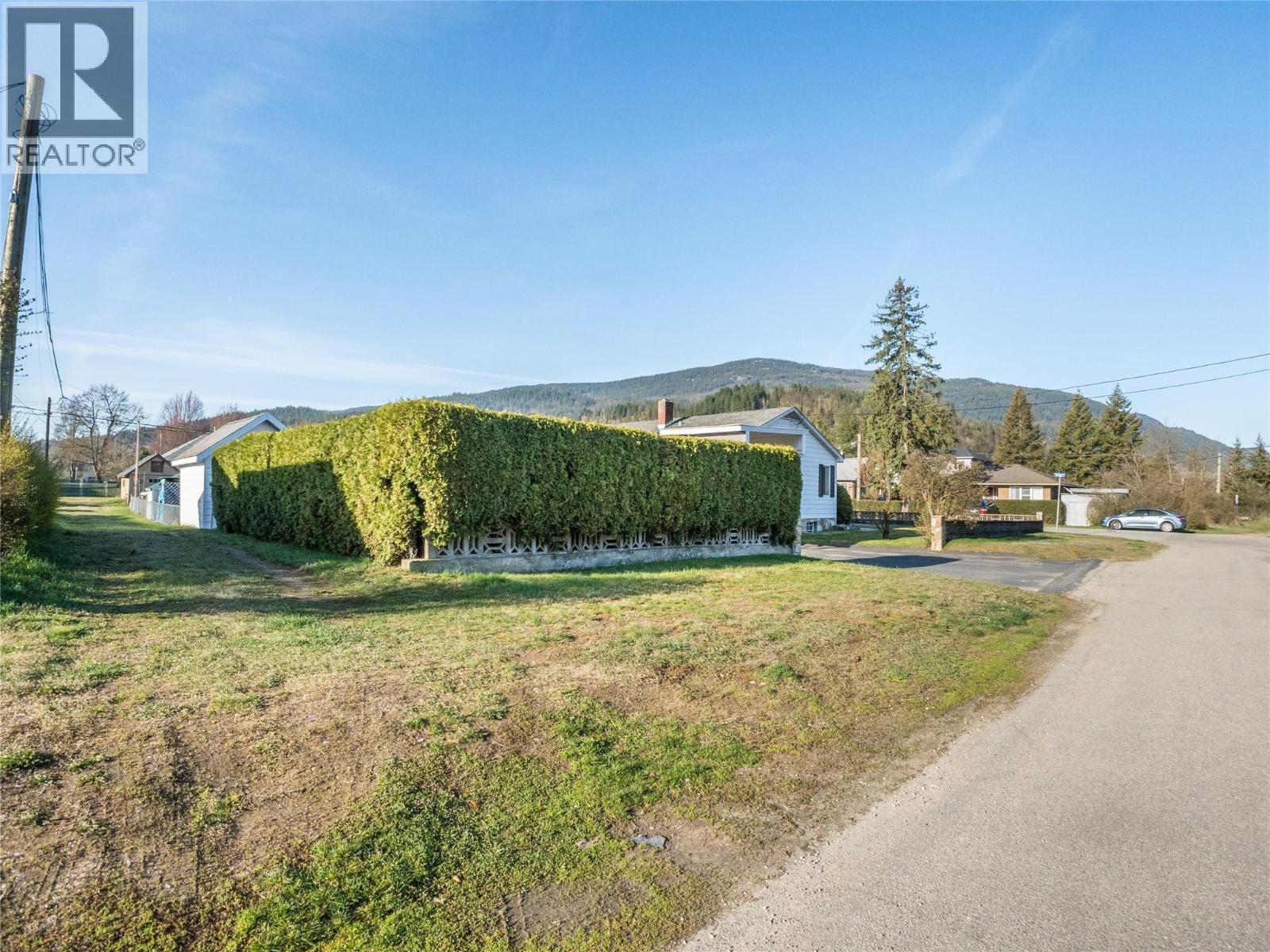 101 10th Avenue, Castlegar, British Columbia  V1N 1J9 - Photo 64 - 10377065