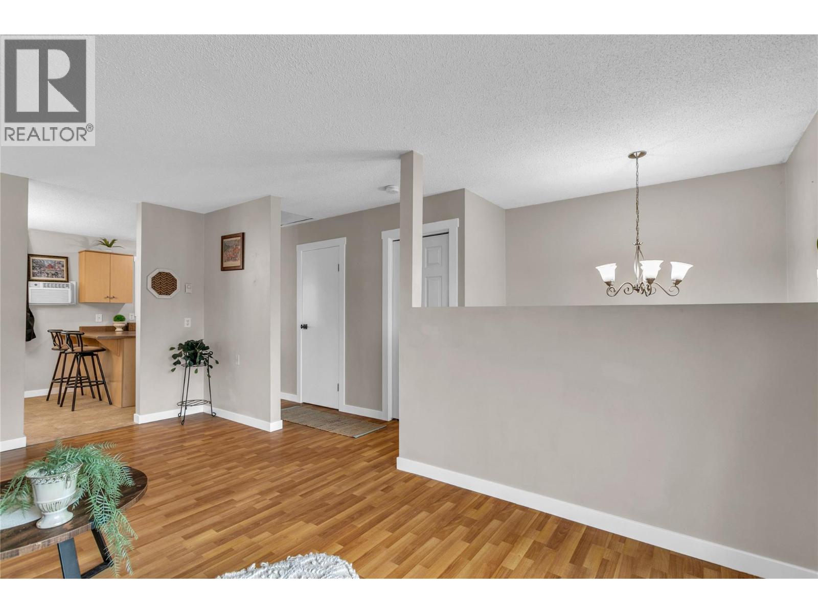 588 McCurdy Road Kelowna Photo 9