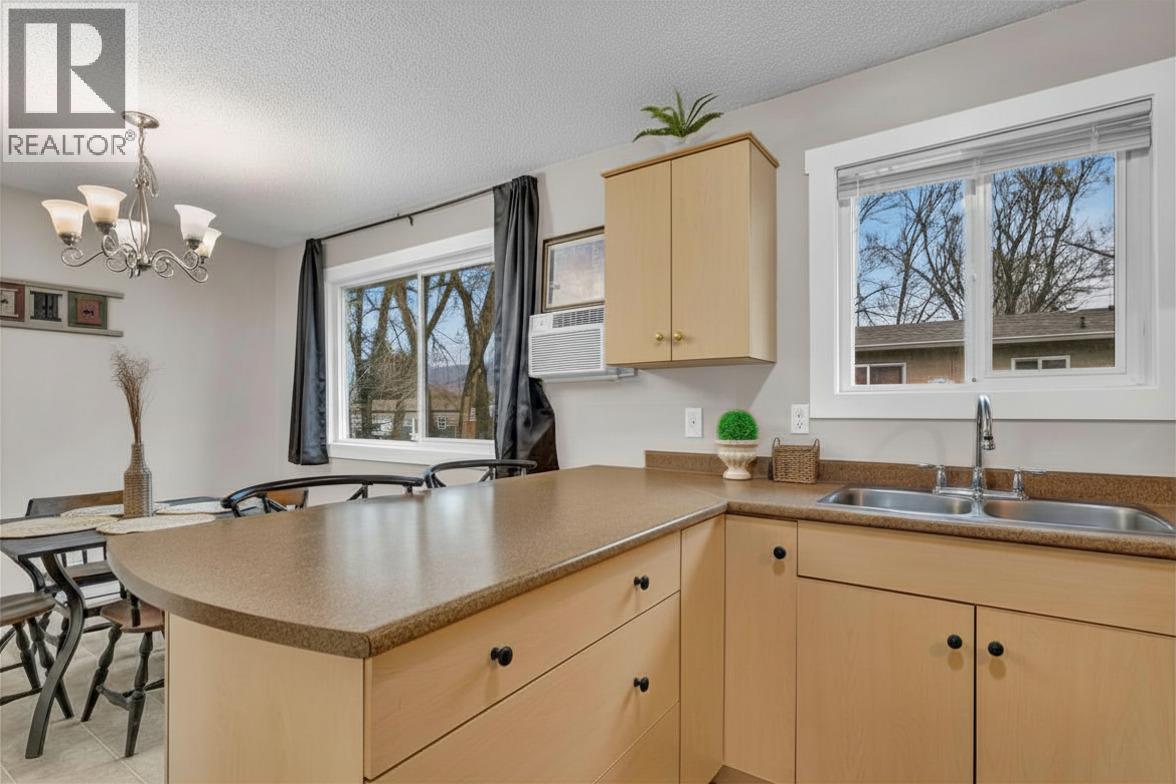 588 McCurdy Road Kelowna Photo 13