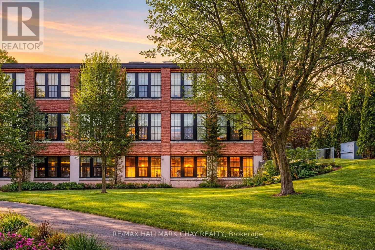 106 - 543 TIMOTHY STREET, Newmarket, Ontario