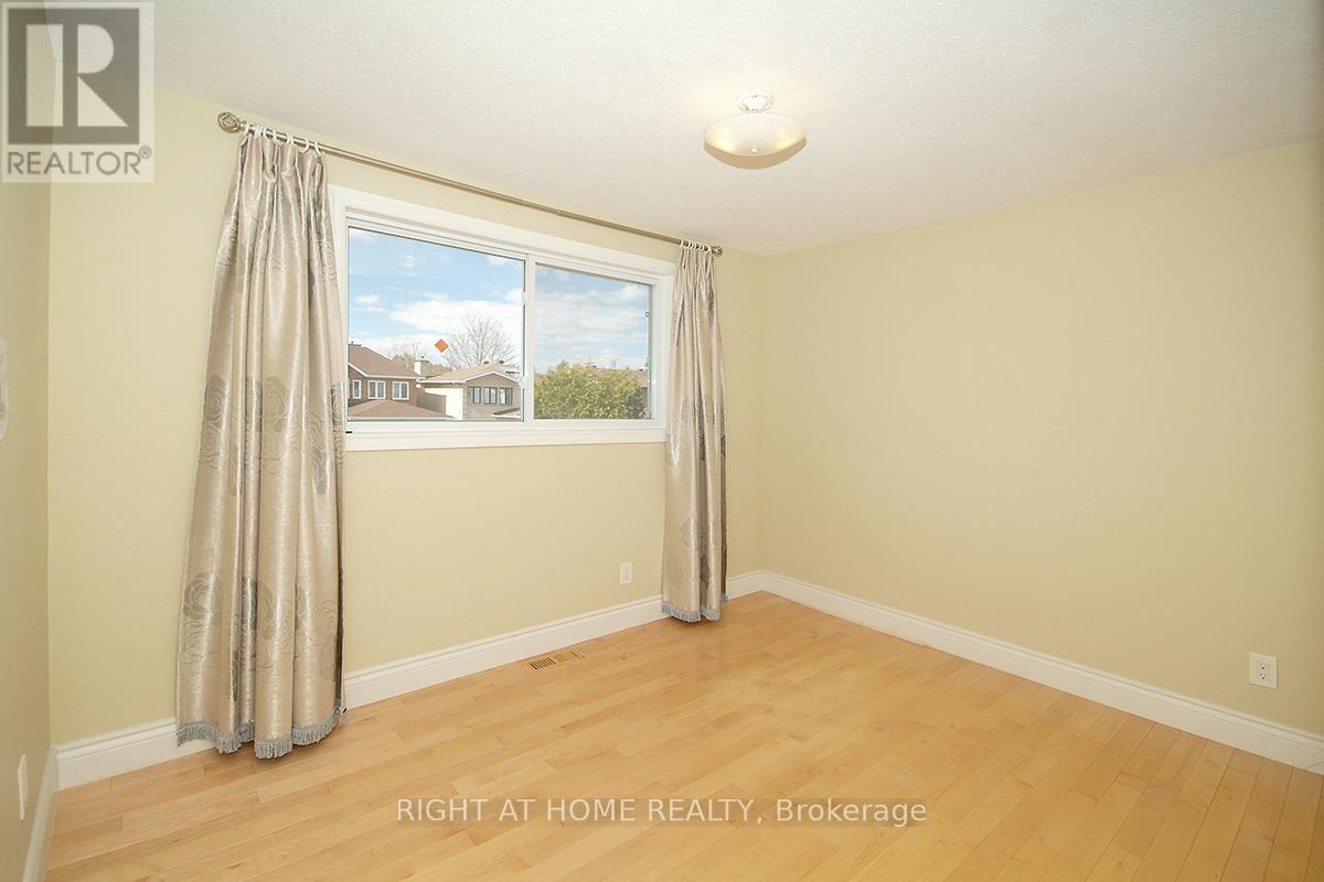 56 Four Seasons Drive, Ottawa, Ontario  K2E 7P8 - Photo 12 - X12987988