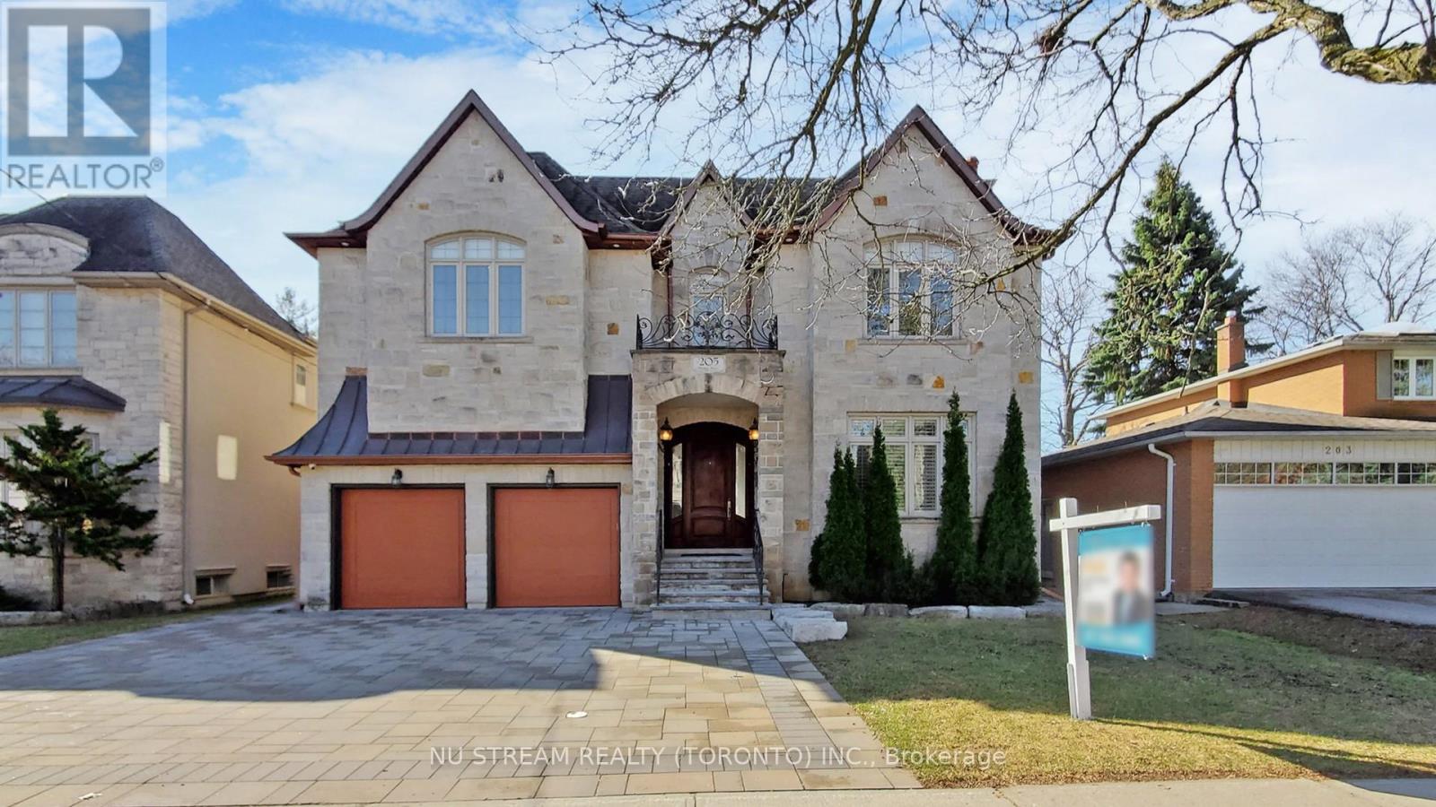 205 BYNG AVENUE, Toronto, Ontario