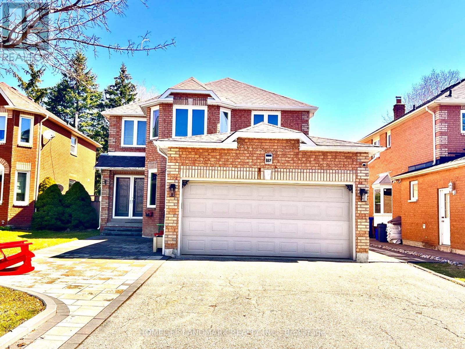 887 College Manor Drive, Newmarket, Ontario  L3Y 8G9 - Photo 2 - N12980712