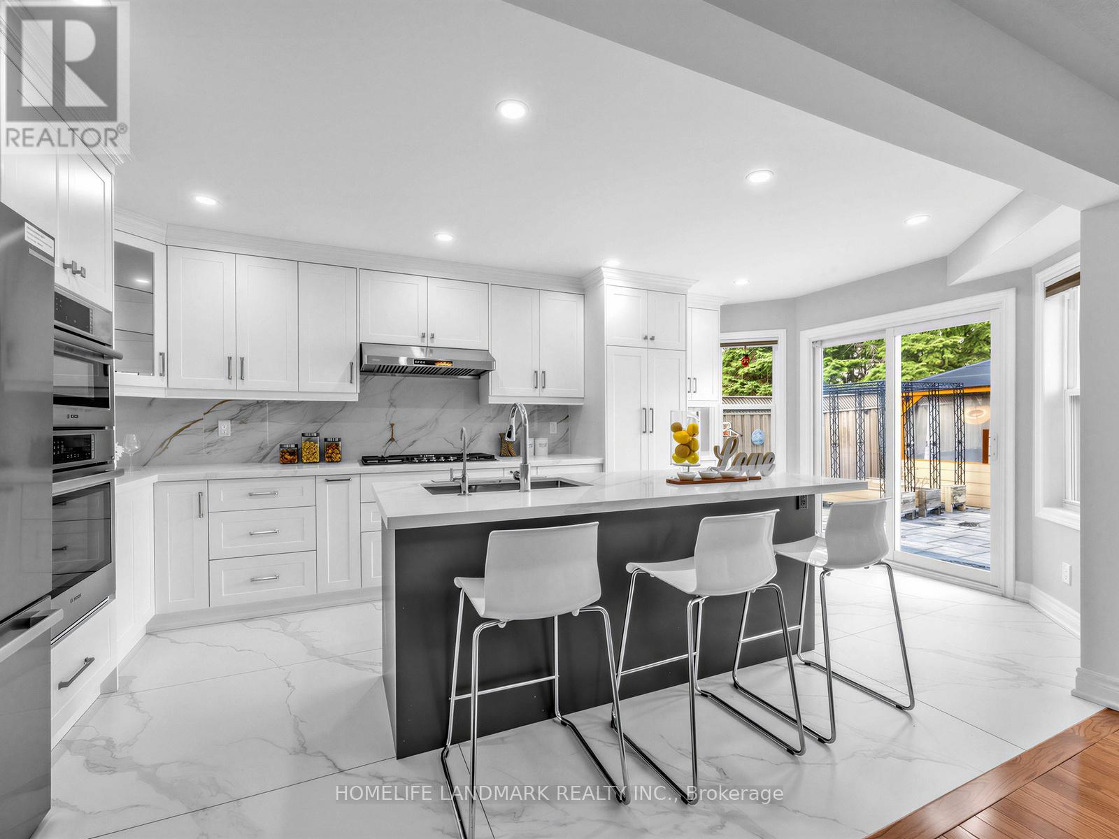 887 College Manor Drive, Newmarket, Ontario  L3Y 8G9 - Photo 3 - N12980712