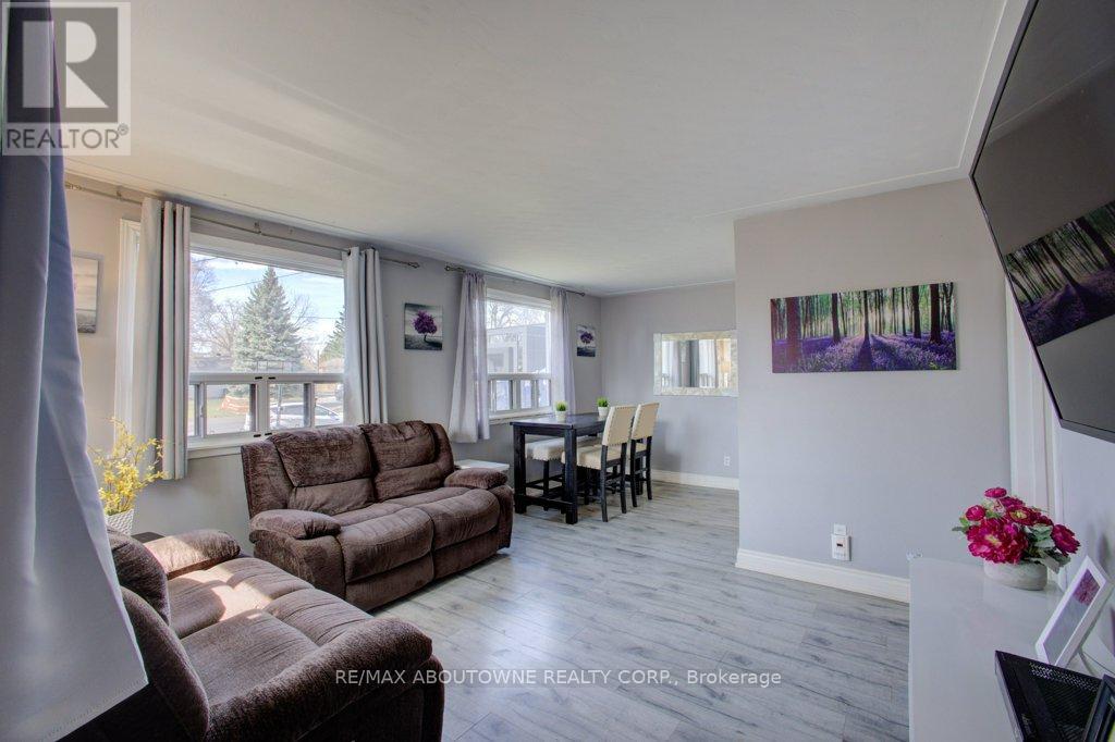 114 Ringwood Road, Oakville, Ontario  L6H 1K2 - Photo 4 - W12981408