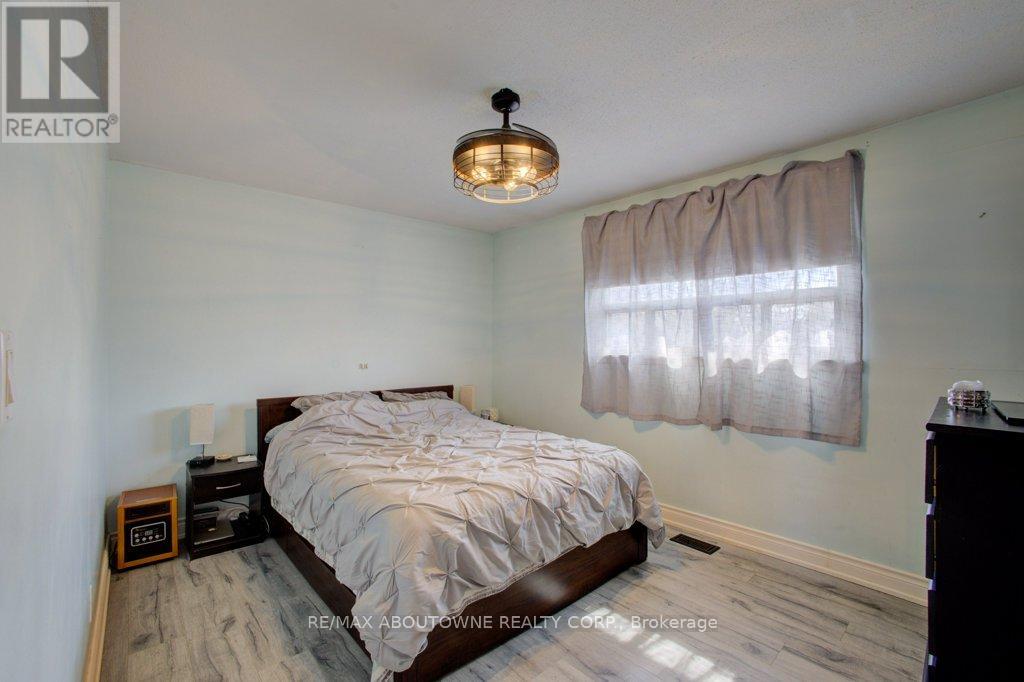 114 Ringwood Road, Oakville, Ontario  L6H 1K2 - Photo 11 - W12981408