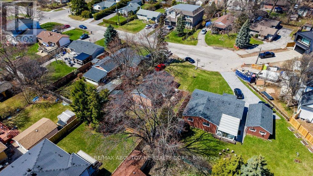 114 Ringwood Road, Oakville, Ontario  L6H 1K2 - Photo 2 - W12981408