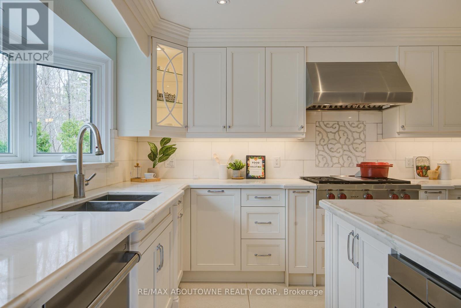 1328 King Henry Court, Oakville, Ontario  L6M 2Y6 - Photo 16 - W12982572