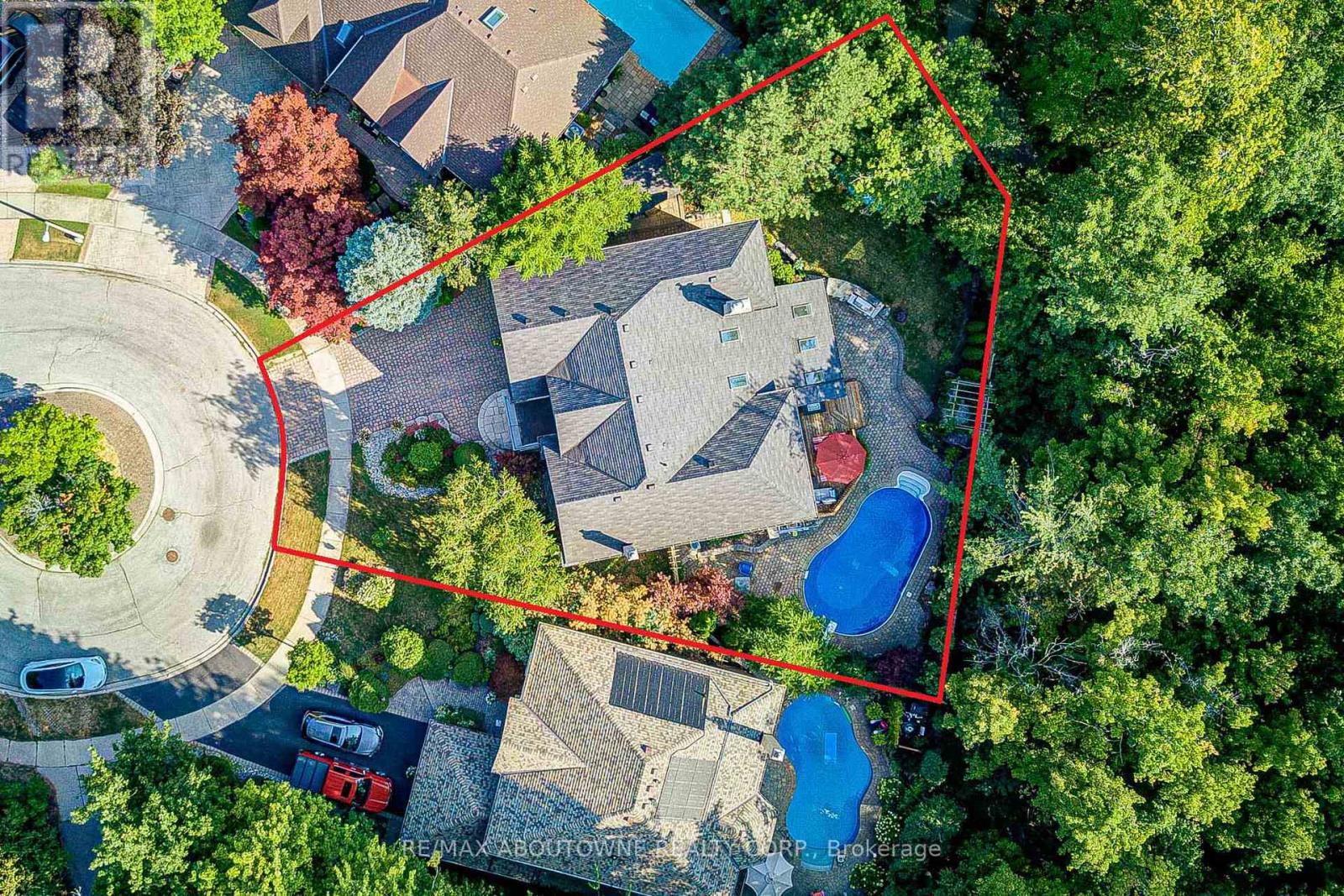 1328 King Henry Court, Oakville, Ontario  L6M 2Y6 - Photo 5 - W12982572