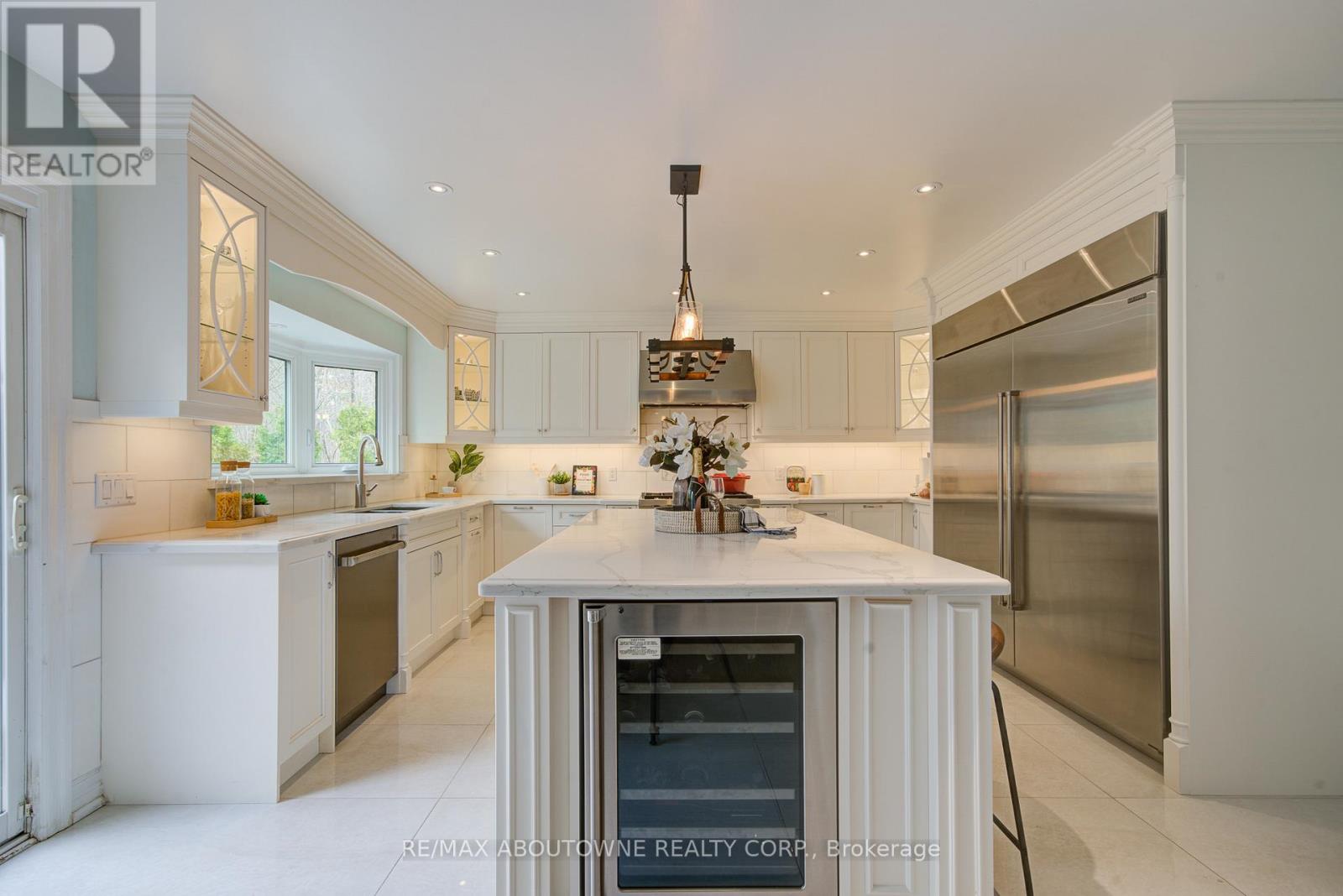 1328 King Henry Court, Oakville, Ontario  L6M 2Y6 - Photo 3 - W12982572