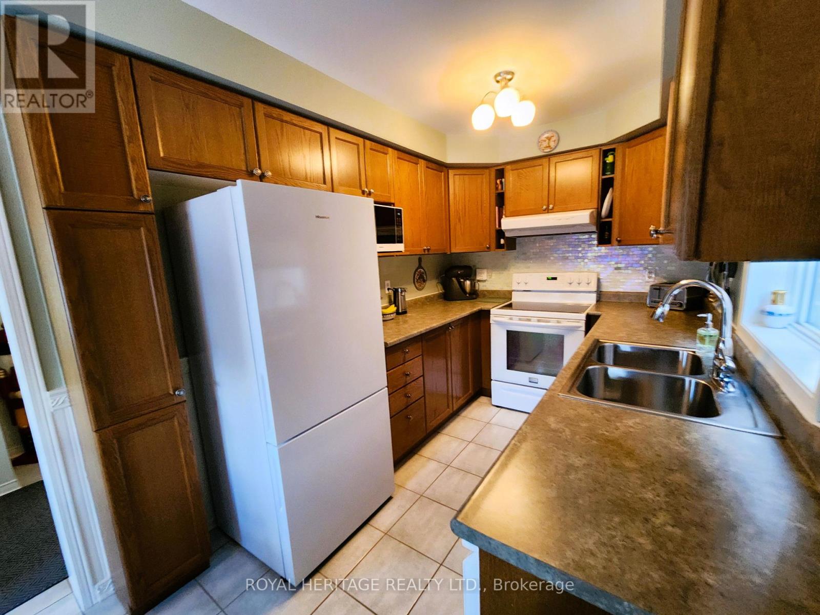 127 Knapton Drive, Newmarket, Ontario  L3X 3B3 - Photo 4 - N12843198