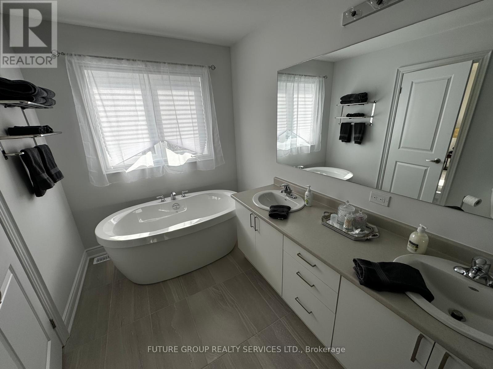 Main Unit - 40 Autumn Drive, Wasaga Beach, Ontario  L0M 1S0 - Photo 10 - S12987916