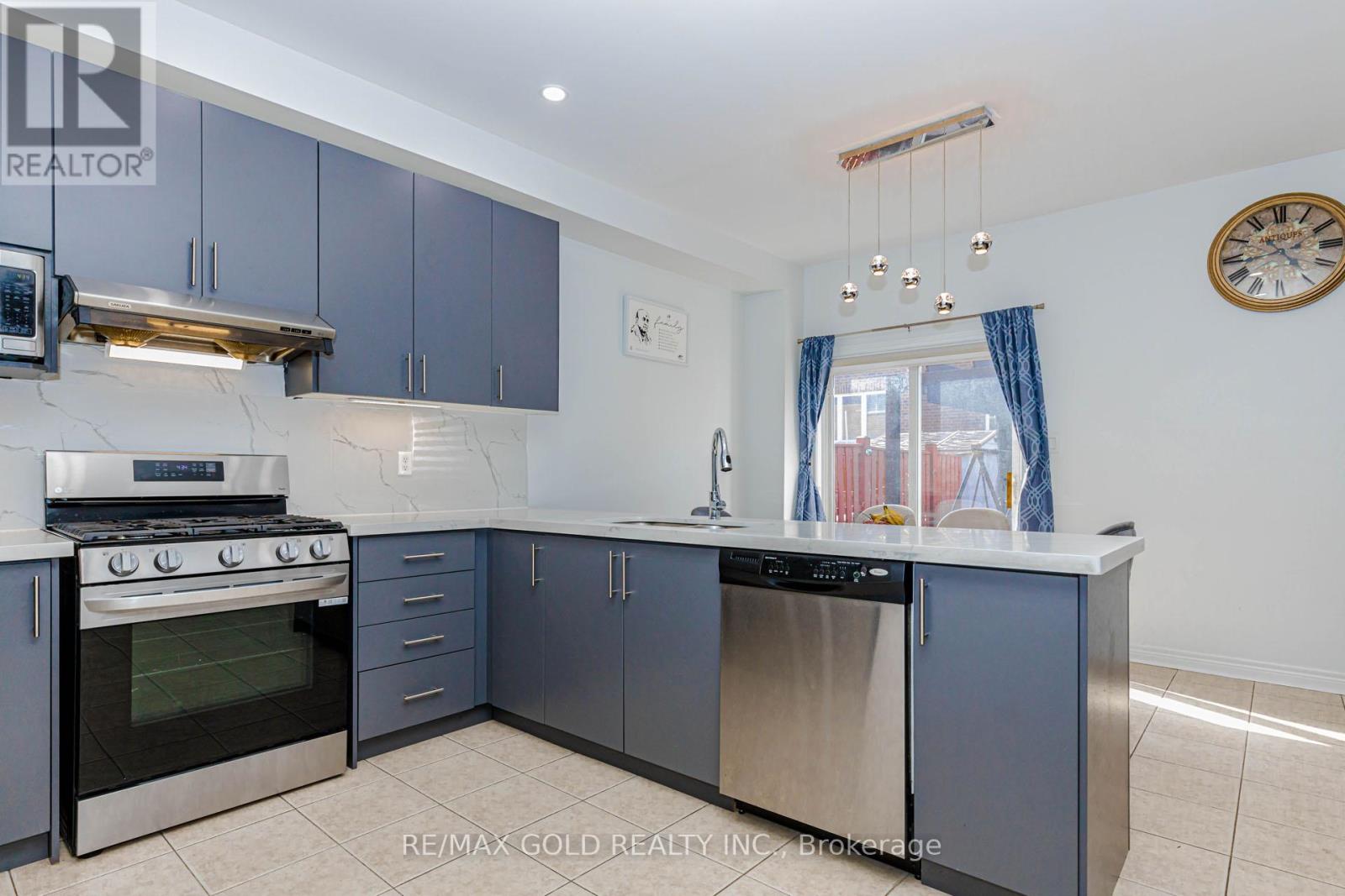 93 Footbridge Crescent, Brampton, Ontario L6R 0T9 - Photo 13 - W12987860