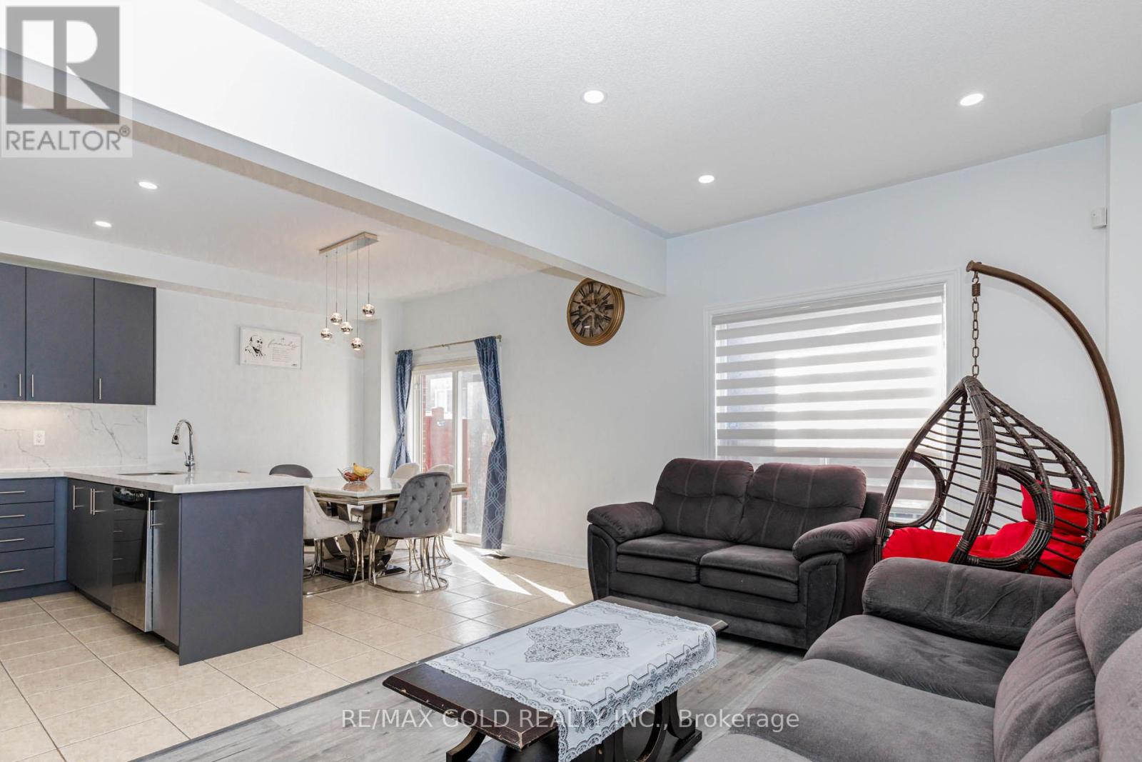 93 Footbridge Crescent, Brampton, Ontario L6R 0T9 - Photo 12 - W12987860