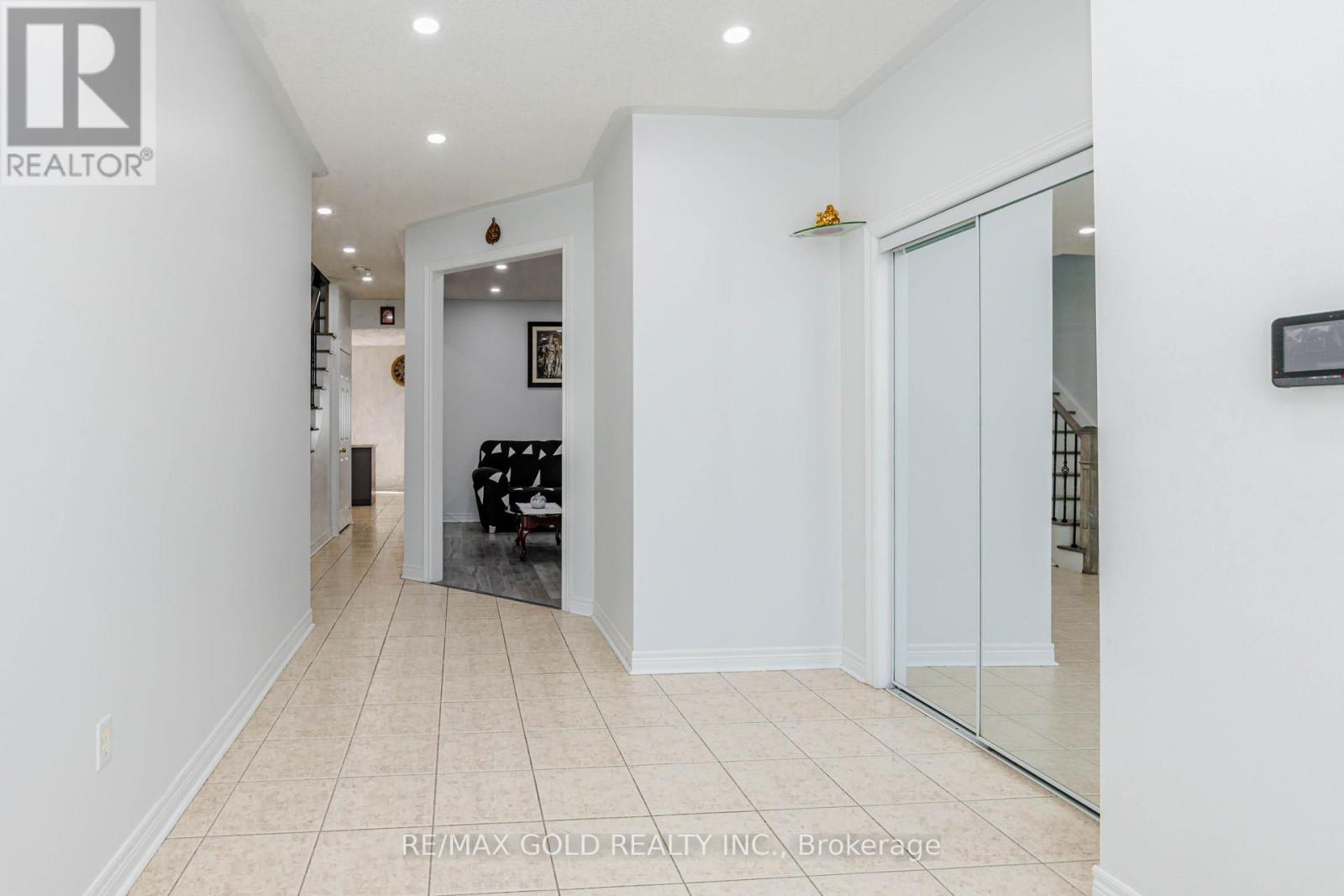 93 Footbridge Crescent, Brampton, Ontario L6R 0T9 - Photo 4 - W12987860