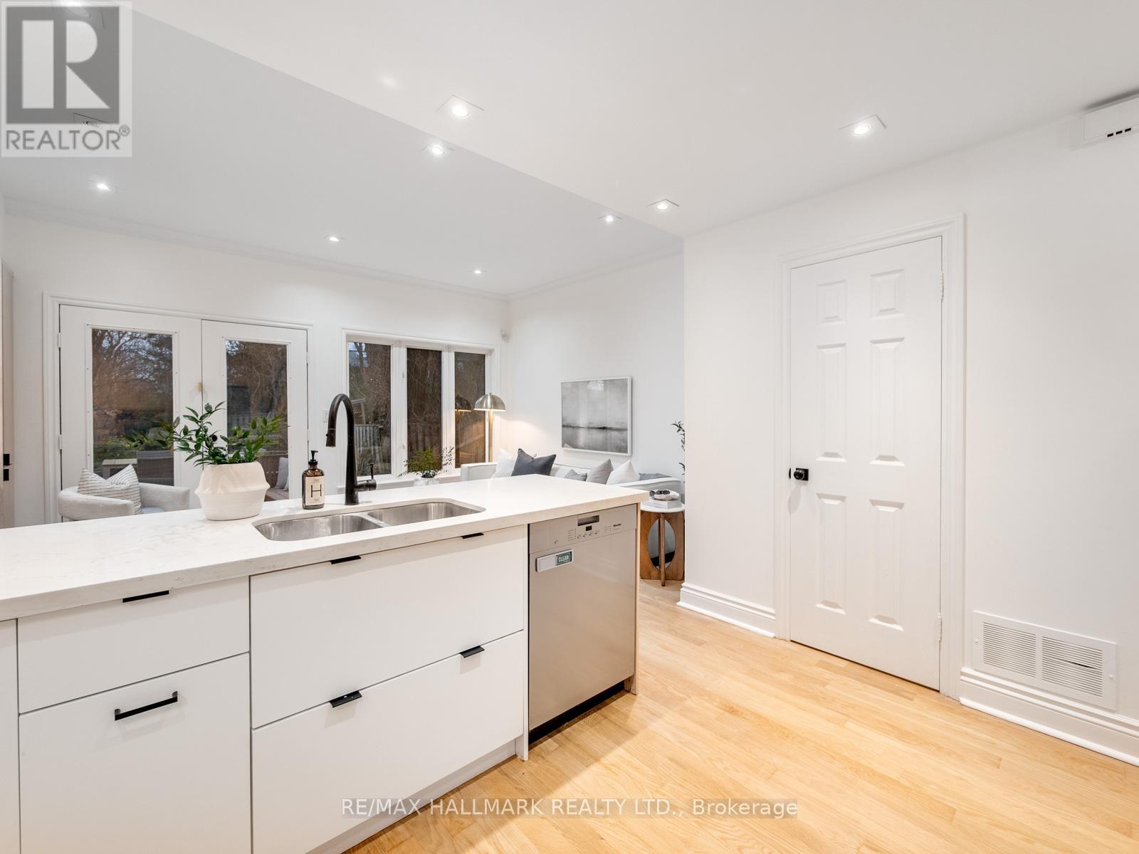 26 Eastmount Avenue, Toronto, Ontario  M4K 1V1 - Photo 13 - E12955196