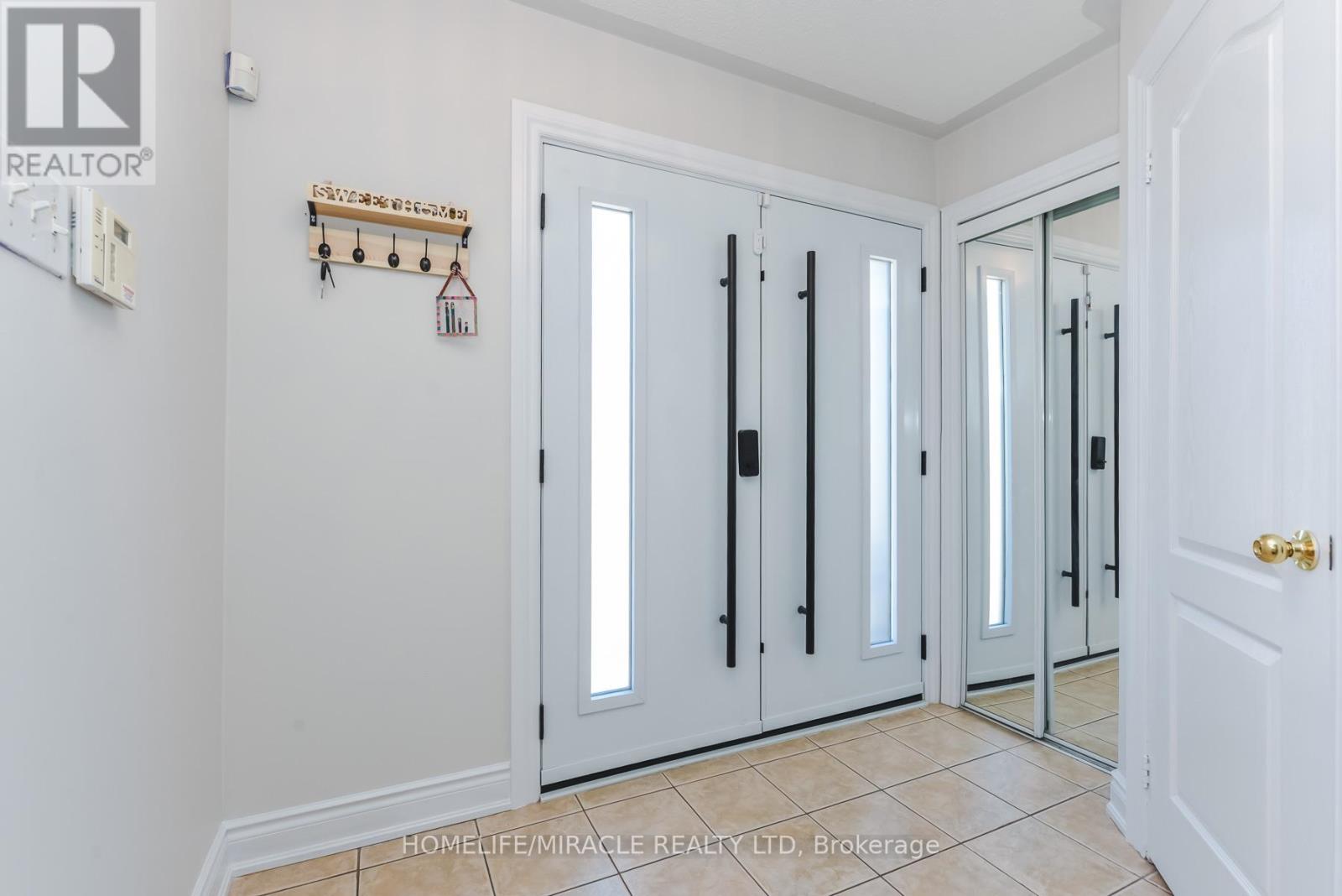 114 Edenbrook Hill Drive, Brampton, Ontario  L7A 2P2 - Photo 4 - W12987264