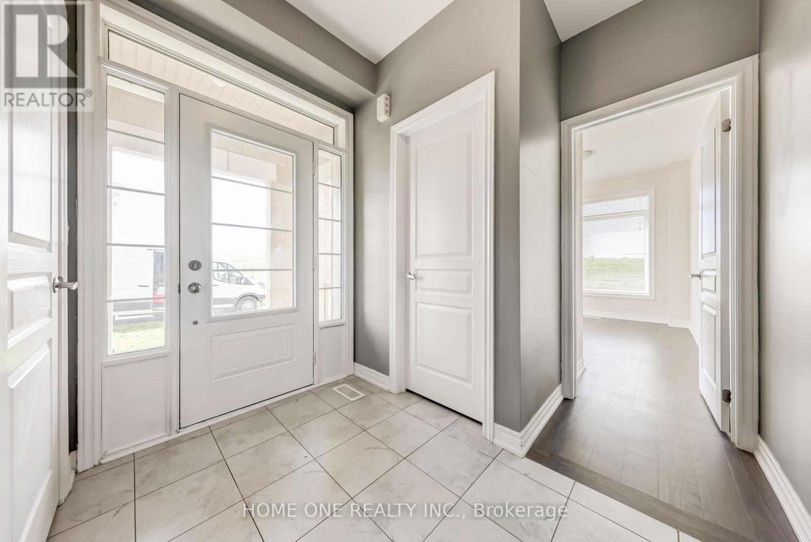 51 Eastgrove Square, East Gwillimbury, Ontario  L9N 0R3 - Photo 6 - N12988122