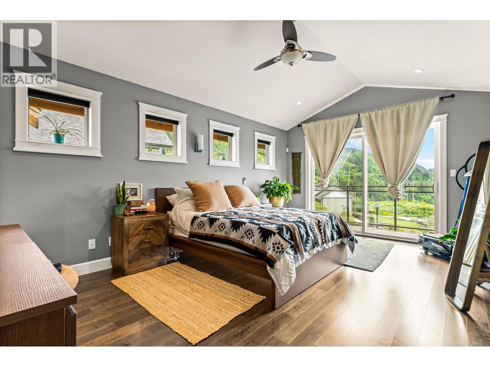 915 Thistle Place, Squamish, British Columbia  V0N 1J0 - Photo 7 - R3110150