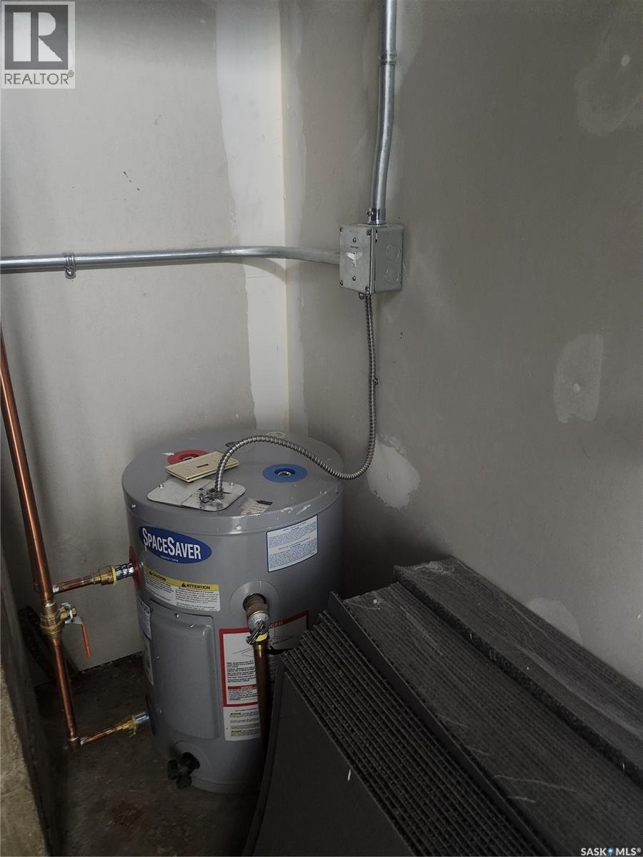 324 Centre Street, Assiniboia, Saskatchewan  S0H 0B0 - Photo 12 - SK032536