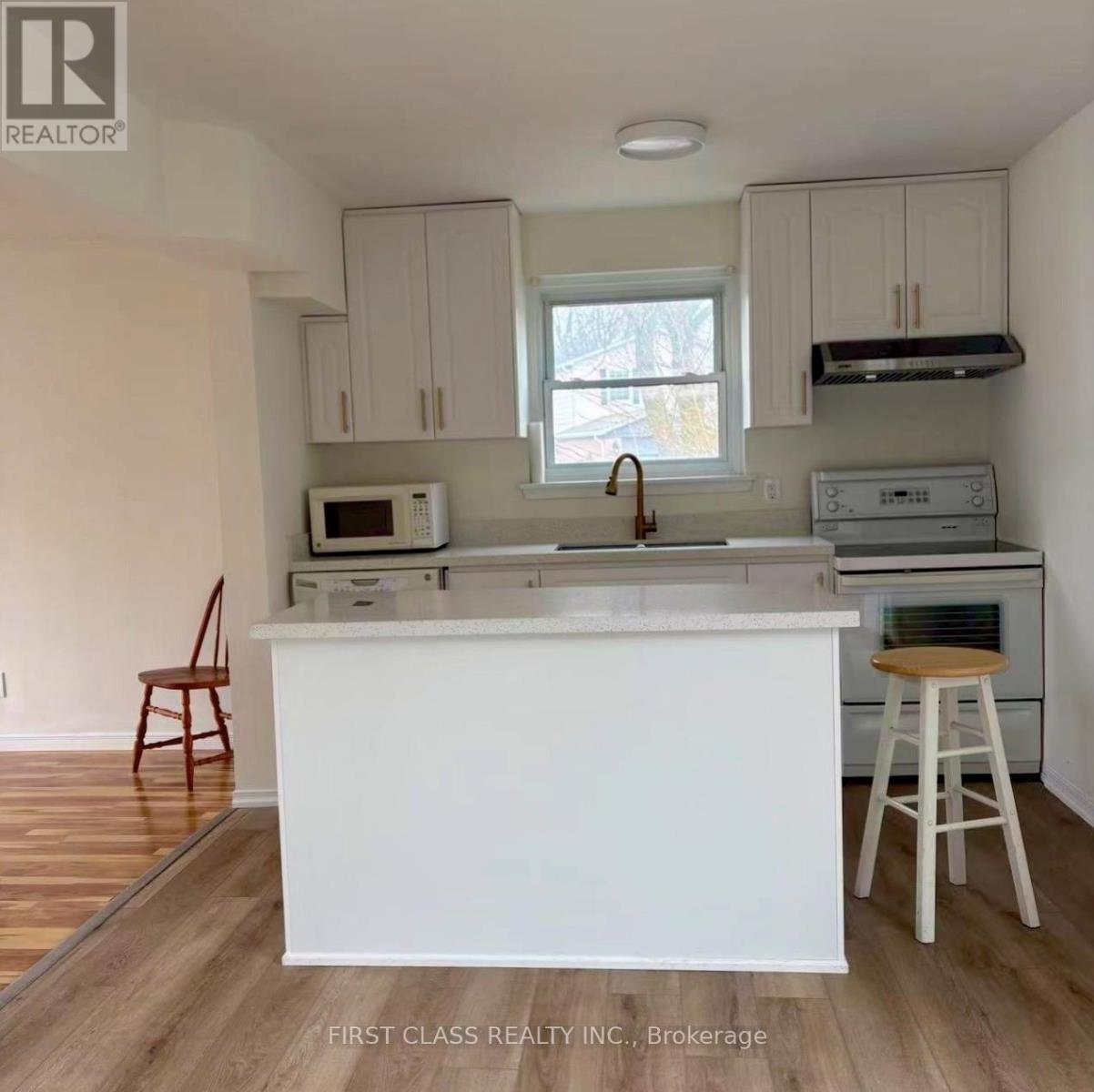 701 Leeder Court, Newmarket, Ontario  L3Y 5A8 - Photo 2 - N12894104