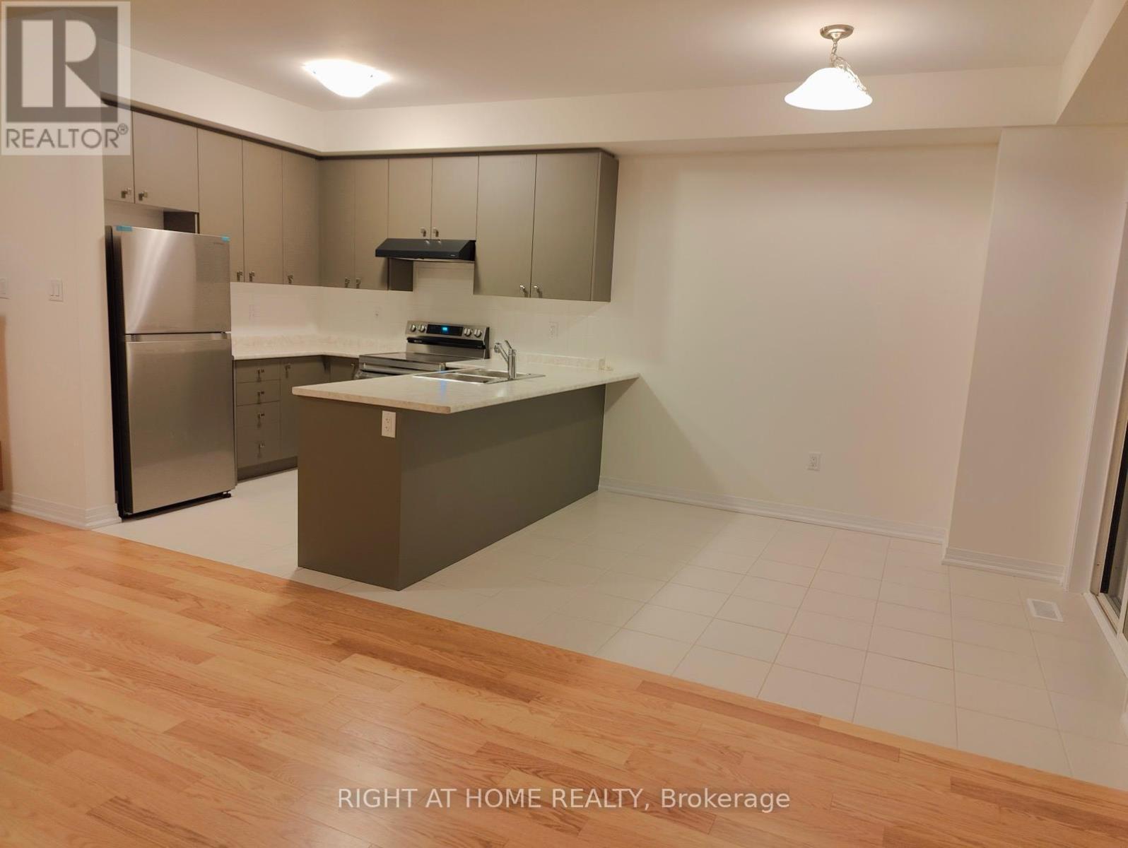 115 Brighton Lane, Thorold, Ontario  L2V 0N7 - Photo 2 - X12978262