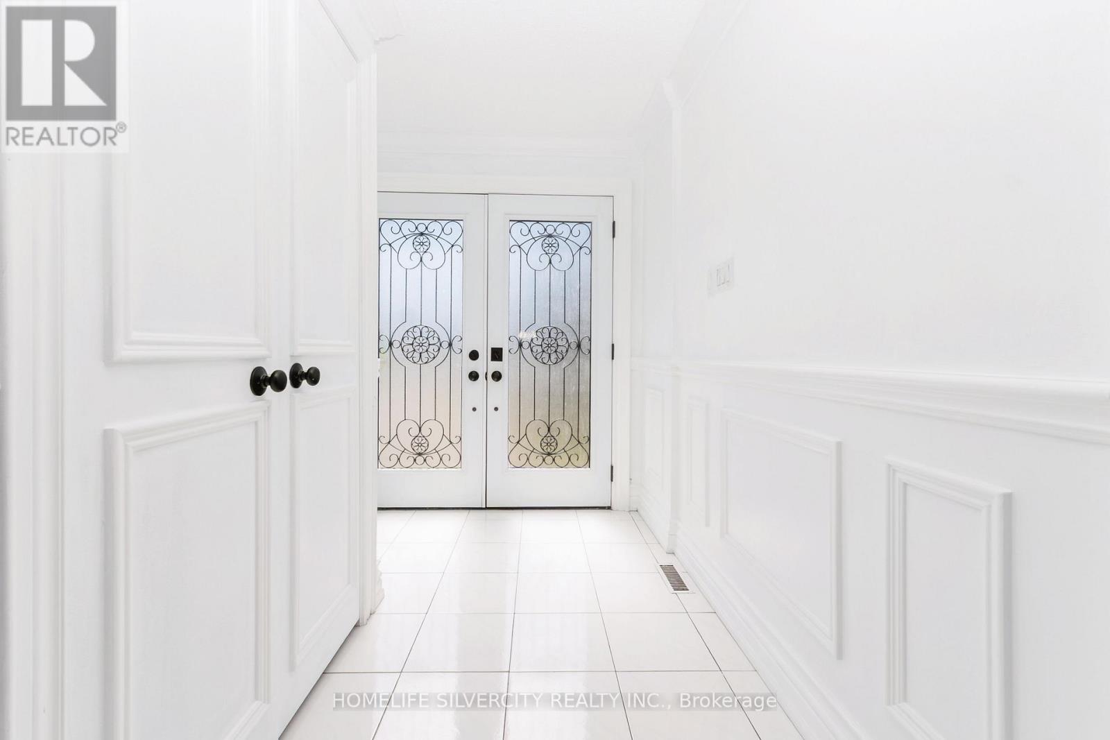 6 Macdougall Drive, Brampton, Ontario  L6S 3P5 - Photo 4 - W12988144