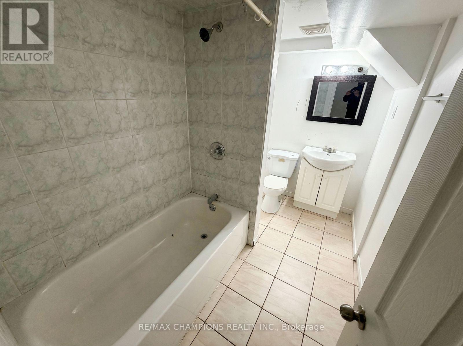 45 Iceberg Trail, Brampton, Ontario  L6R 0J7 - Photo 5 - W12988156