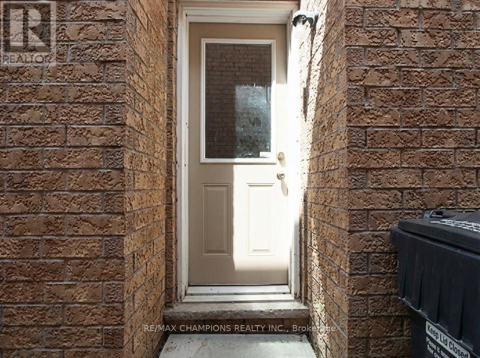 45 Iceberg Trail, Brampton, Ontario  L6R 0J7 - Photo 6 - W12988156