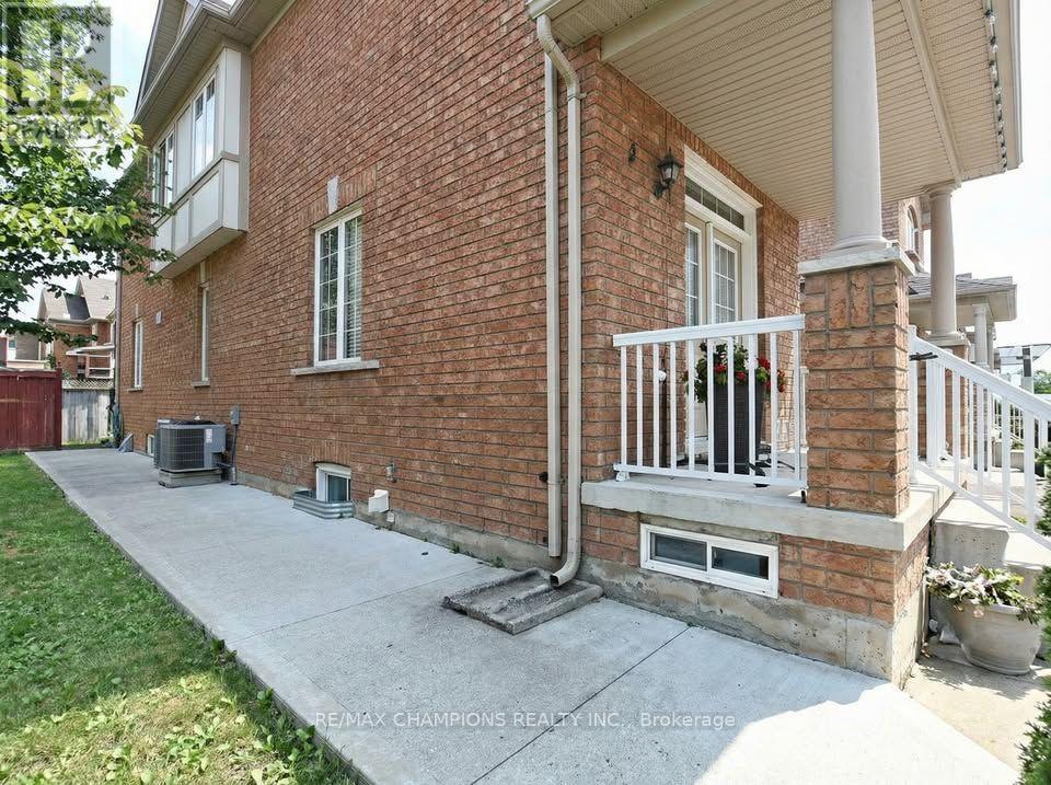 45 Iceberg Trail, Brampton, Ontario  L6R 0J7 - Photo 7 - W12988156