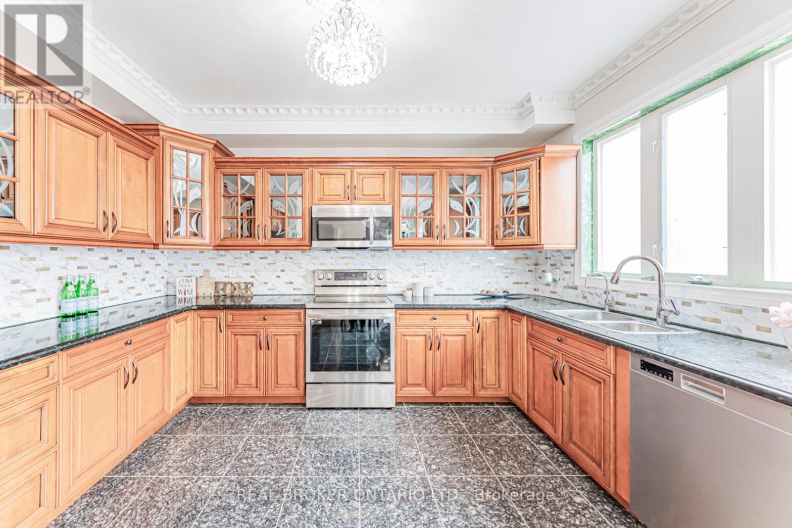 33 Kingshill Road, Richmond Hill, Ontario  L4E 4B1 - Photo 7 - N12980726