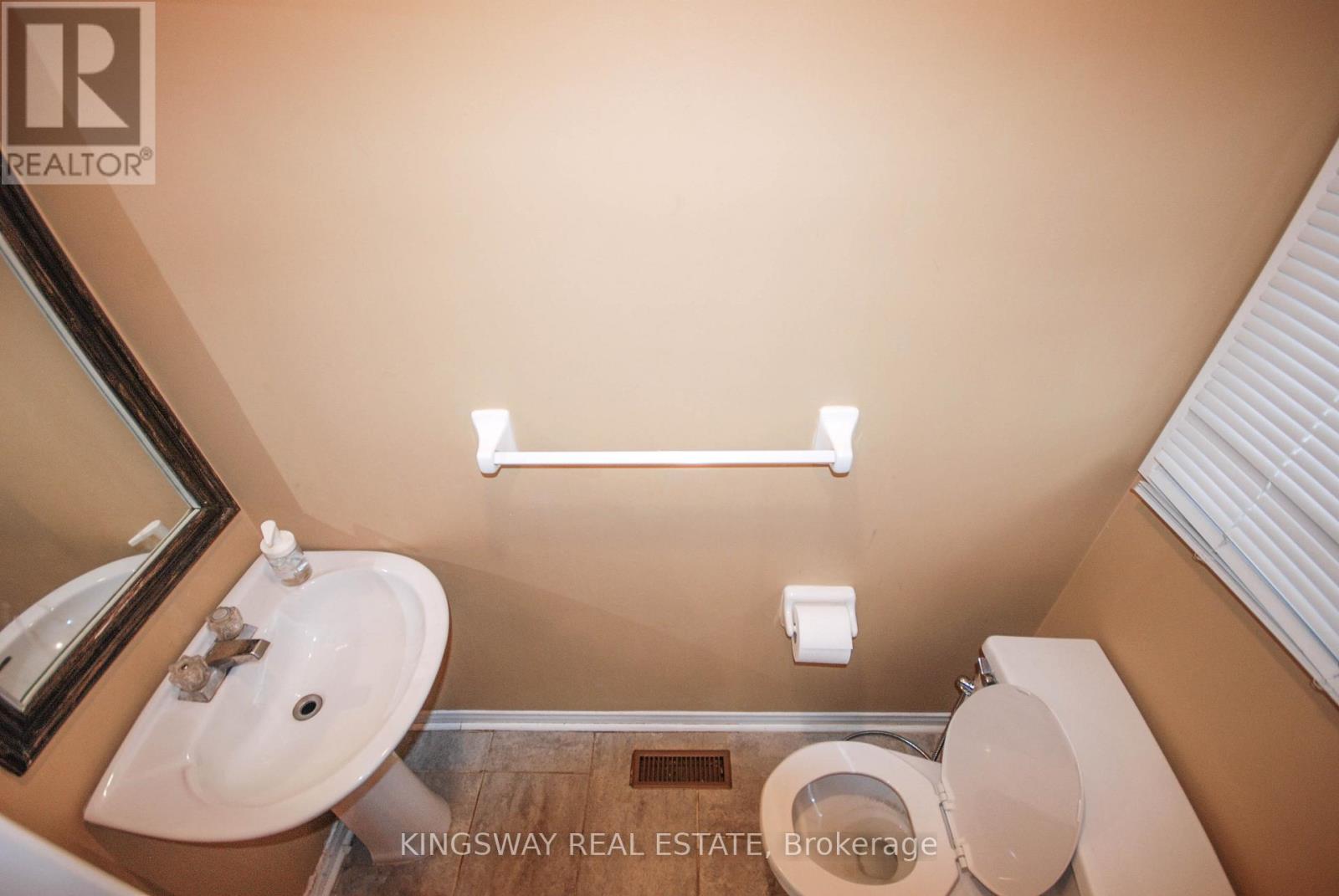 10 - 1485 Torrington Drive, Mississauga, Ontario  L5V 1Y3 - Photo 4 - W12988210