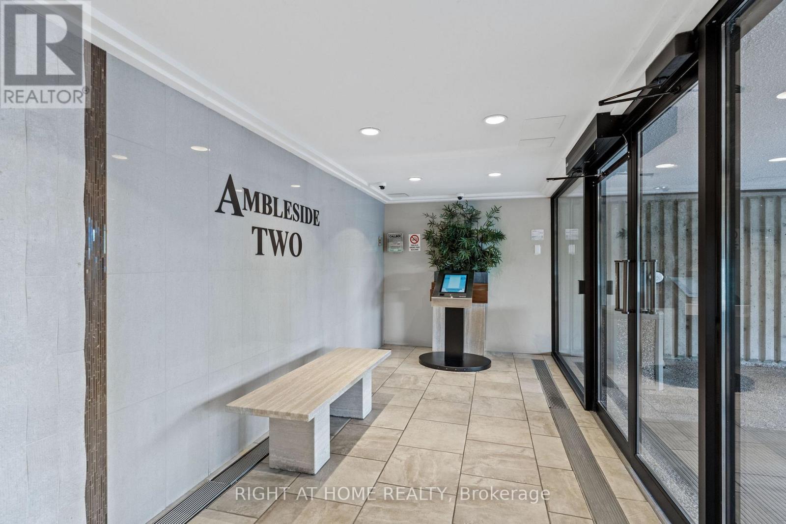 906 - 1171 Ambleside Drive, Ottawa, Ontario K2B 8E1 - Photo 2 - X12702192