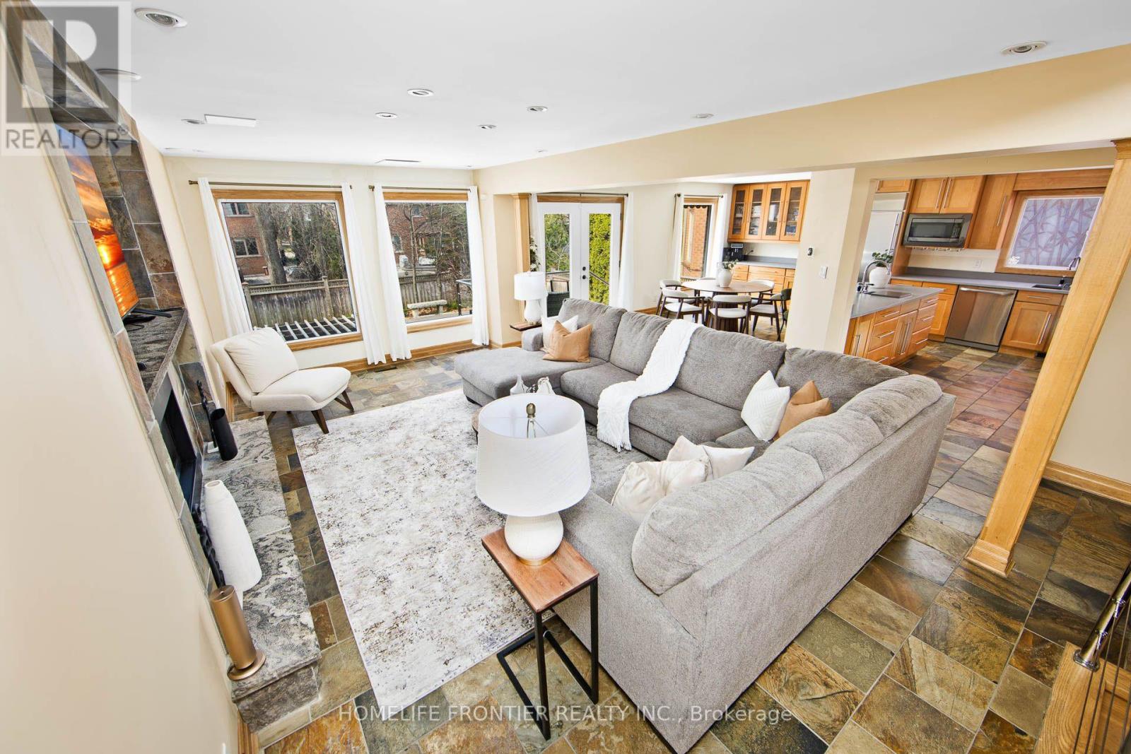 6124 Hardesty Crescent, Mississauga, Ontario  L5V 1B4 - Photo 4 - W12988126