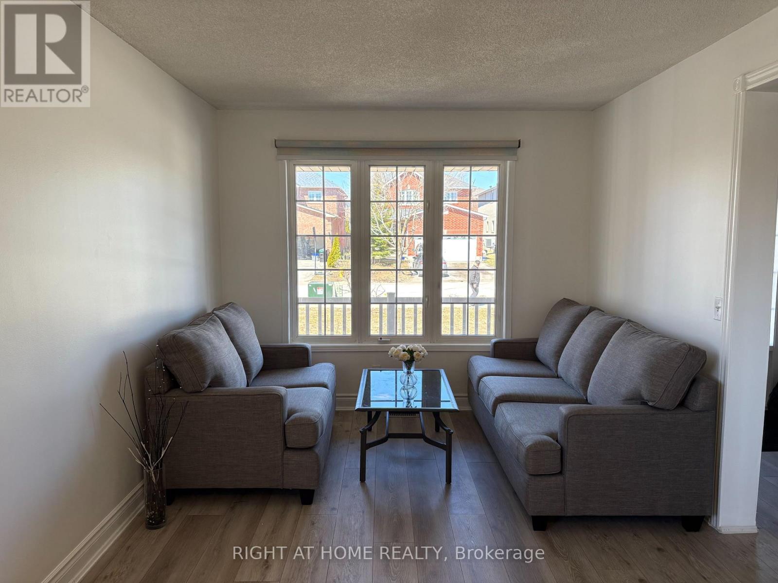 13 Golds Crescent, Barrie (Holly), Ontario  L4N 8R5 - Photo 4 - S12988284