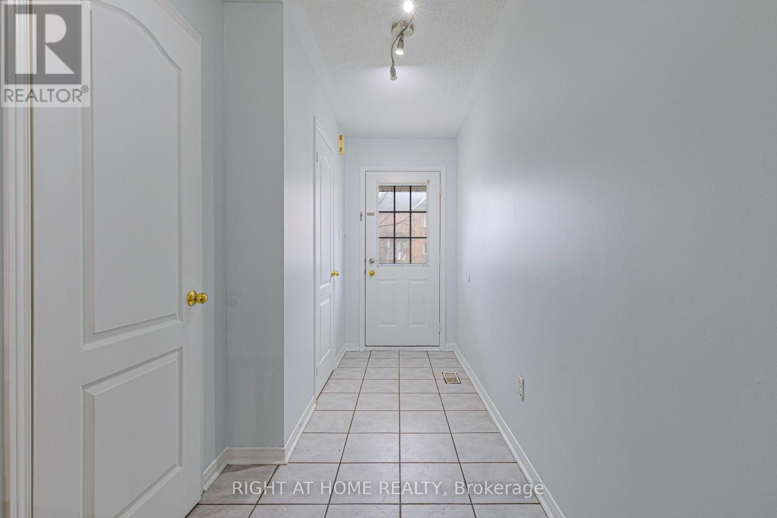 5 - 770 Othello Court, Mississauga, Ontario  L5W 1Y2 - Photo 4 - W12988256