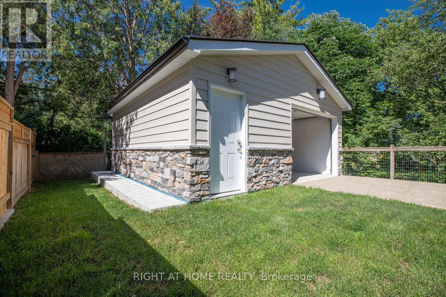 32 Varsity Road, Toronto, Ontario  M6S 4N5 - Photo 3 - W12988272