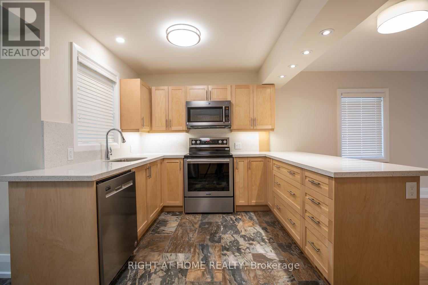 32 Varsity Road, Toronto, Ontario  M6S 4N5 - Photo 6 - W12988272