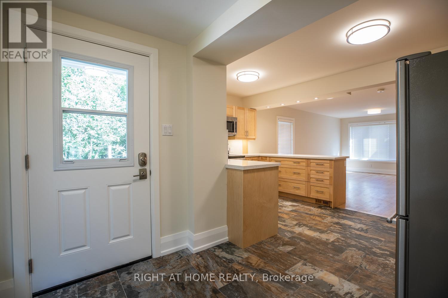 32 Varsity Road, Toronto, Ontario  M6S 4N5 - Photo 8 - W12988272