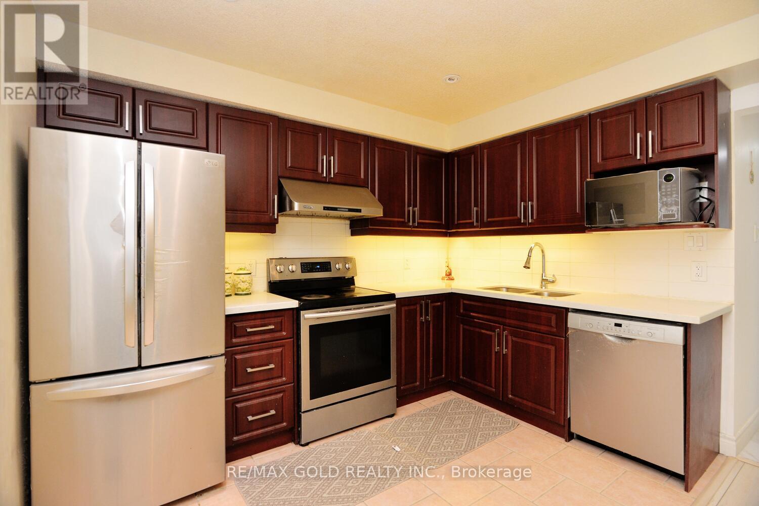 9 Ravenswood Drive, Brampton, Ontario  L6Y 3Y5 - Photo 12 - W12988276