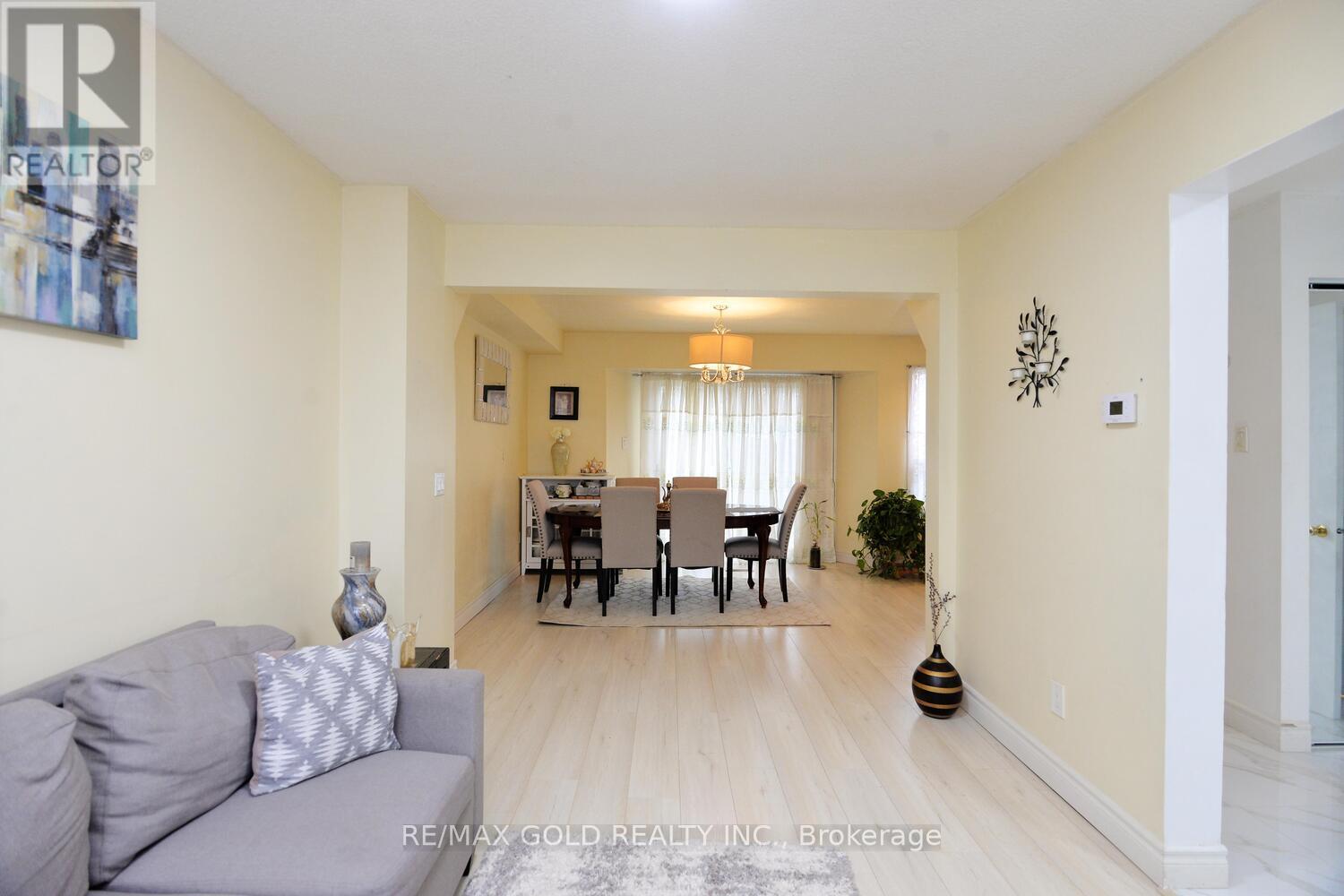 9 Ravenswood Drive, Brampton, Ontario  L6Y 3Y5 - Photo 3 - W12988276