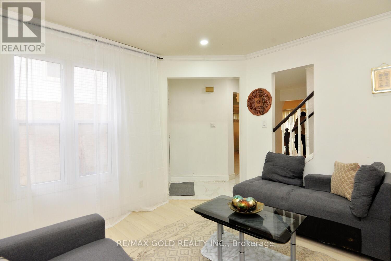 9 Ravenswood Drive, Brampton, Ontario  L6Y 3Y5 - Photo 4 - W12988276