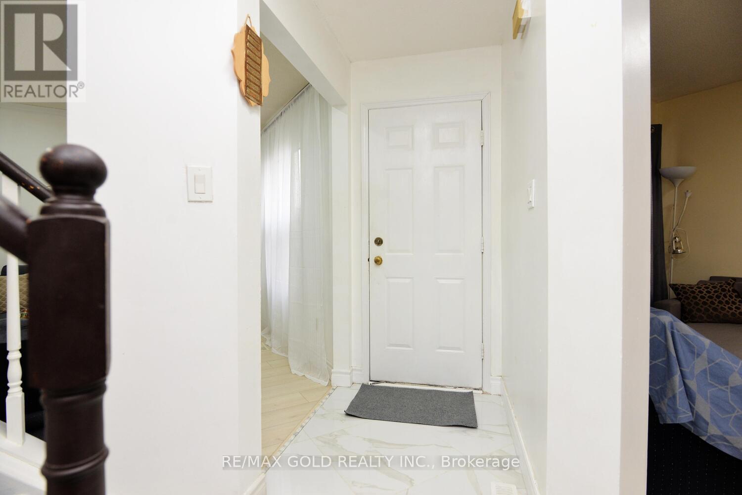 9 Ravenswood Drive, Brampton, Ontario  L6Y 3Y5 - Photo 8 - W12988276