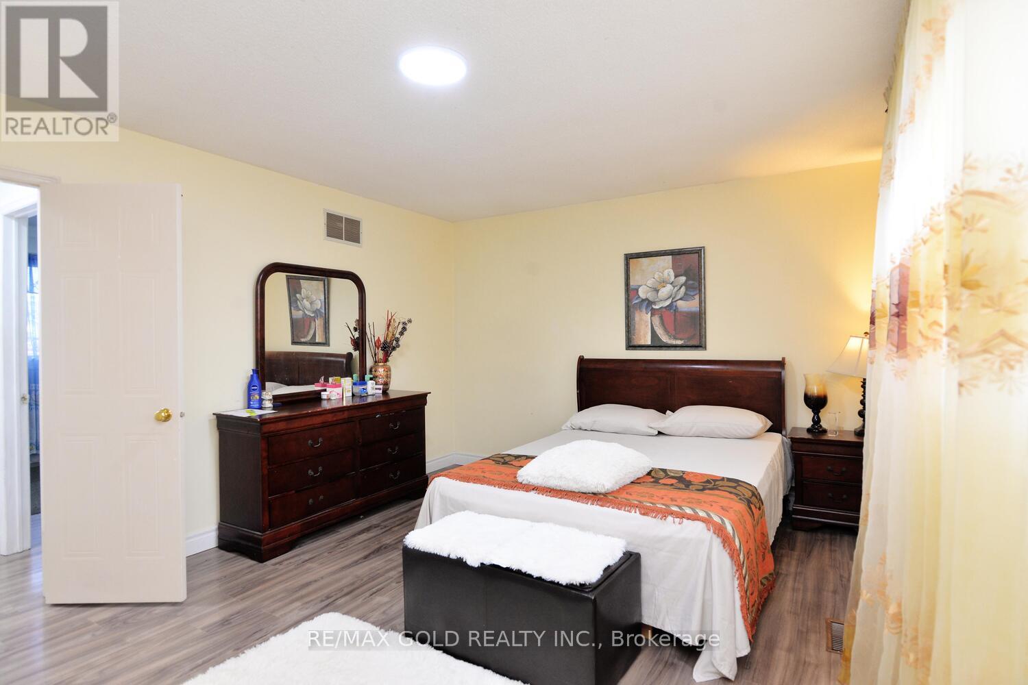 9 Ravenswood Drive, Brampton, Ontario  L6Y 3Y5 - Photo 9 - W12988276