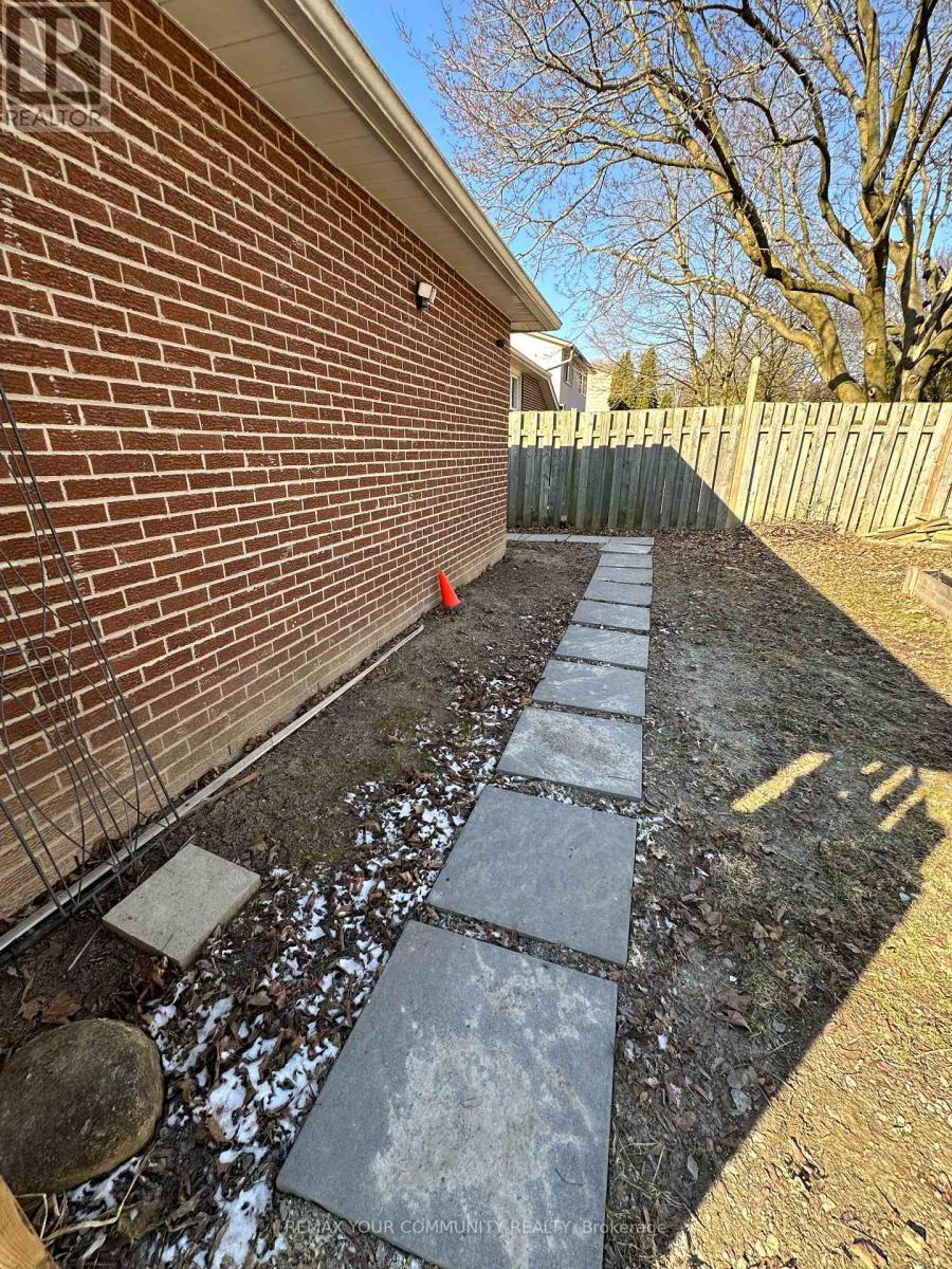 356 Sandford Street, Newmarket, Ontario  L3Y 4S3 - Photo 3 - N12988328