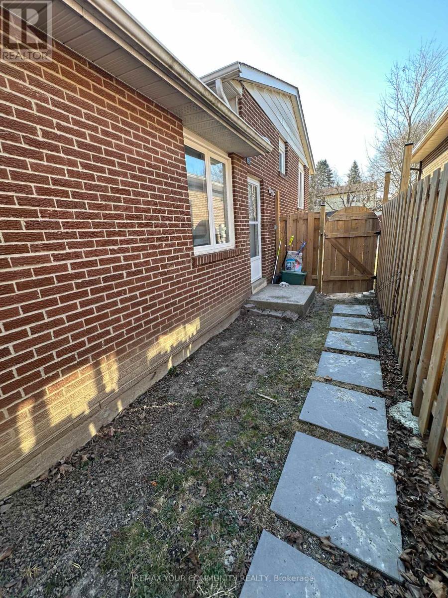 356 Sandford Street, Newmarket, Ontario  L3Y 4S3 - Photo 4 - N12988328